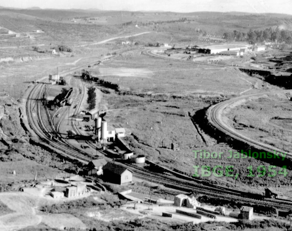 Detalhe do pátio ferroviário da Parada Bananeiras (Conselheiro Lafaiete, MG) em 1954, vendo-se no alto, à direita, os galpões da Cia. Industrial Santa Matilde