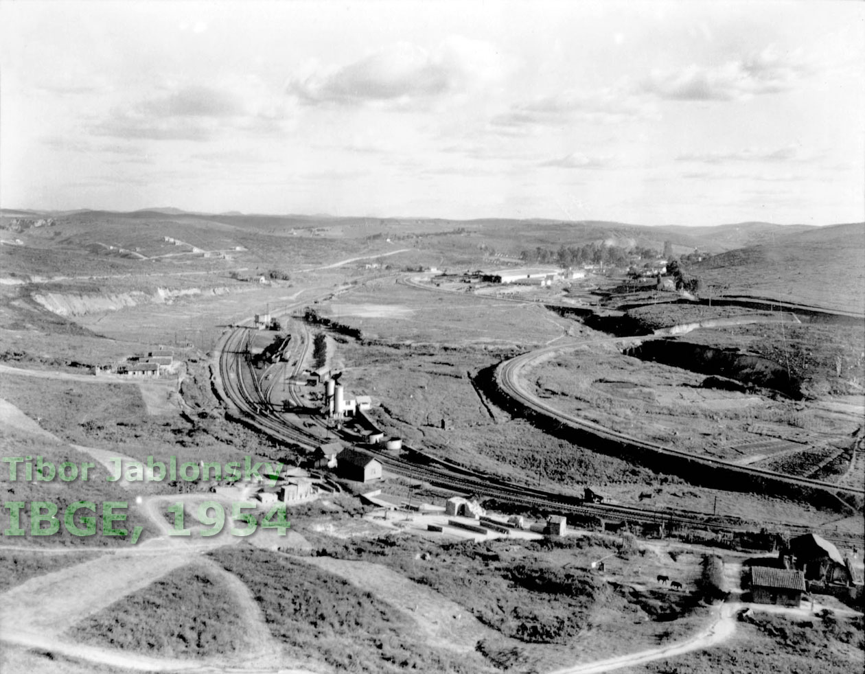 Pátio ferroviário da Parada Bananeiras (Conselheiro Lafaiete, MG) em 1954, vendo-se no alto, à direita, os galpões da Cia. Industrial Santa Matilde