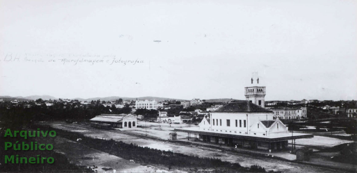 Prédio original da estação ferroviária Central de Belo Horizonte, vista mais de cima, pelo lado dos trilhos