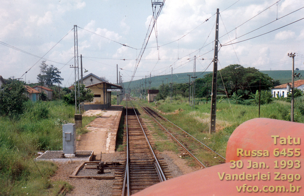 Estação ferroviária Tatu (SP) vista da cabine da locomotiva Russa nº 6455 em 1993
