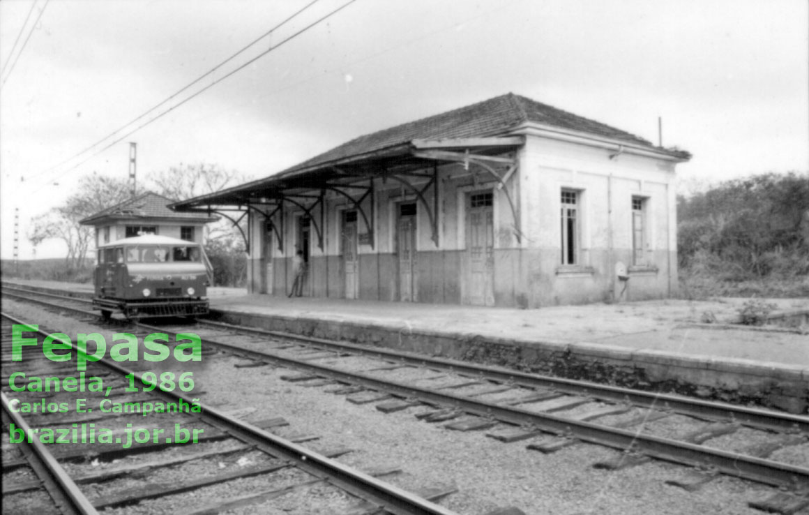 Prédio da estação ferroviária de Canela da UR3 Fepasa, visto dos trilhos, com a cabine de controle ao fundo