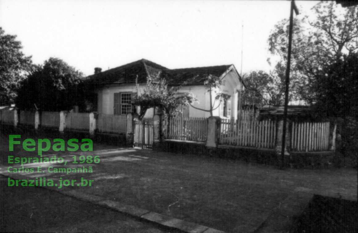 Casa da estação ferroviária Espraiado e subestação, da Fepasa - Ferrovias Paulistas, em 1986