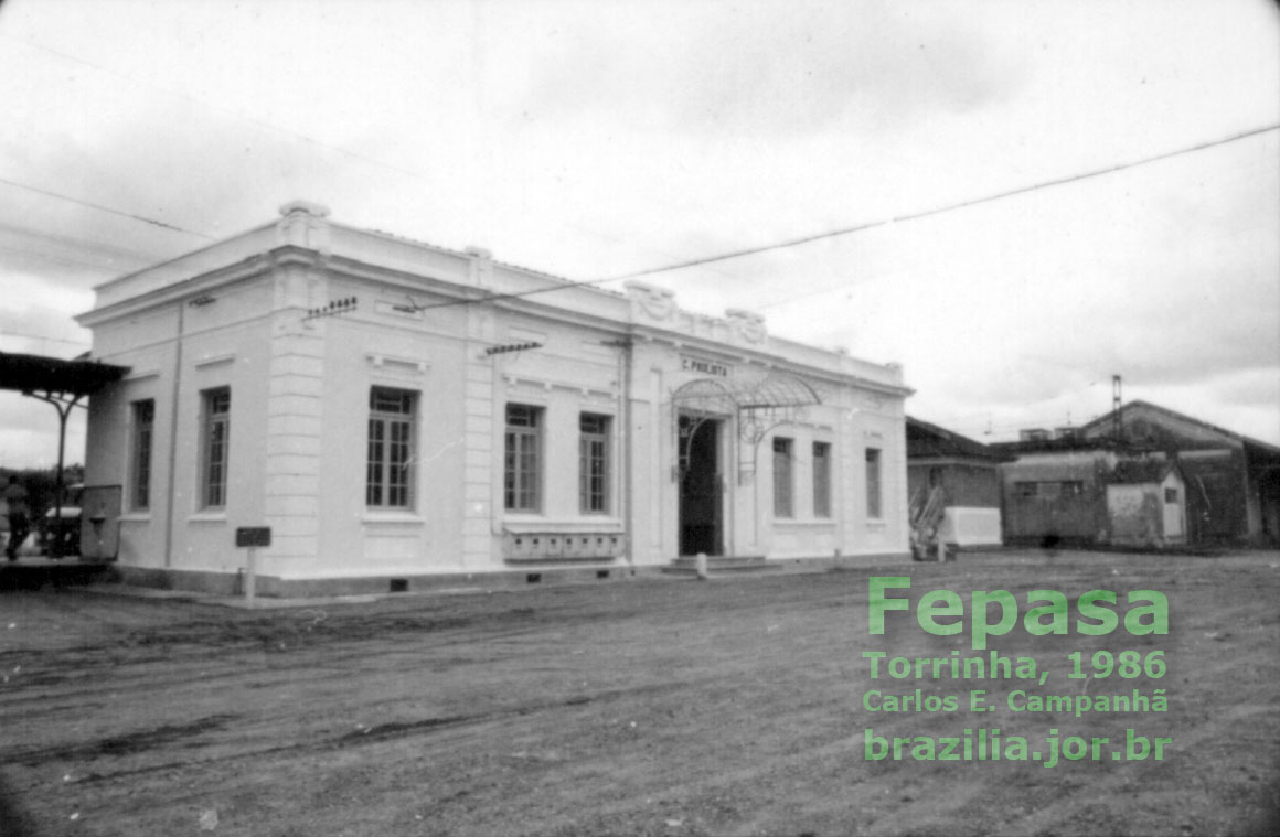 Fachada urbana da estao ferroviria Torrinha, no relatrio de 1986 da Fepasa - Ferrovias Paulistas
