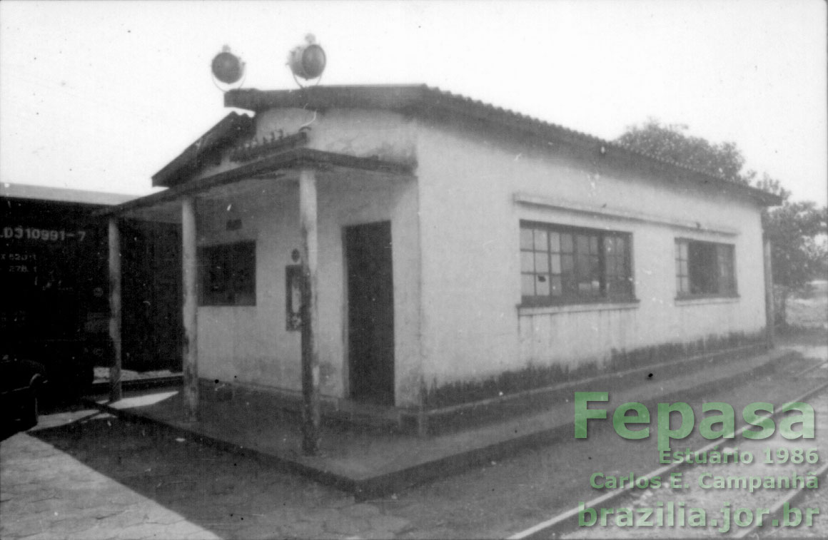 Cabine (?) do pátio ferroviário da estação Estuário da Fepasa em Santos, 1986