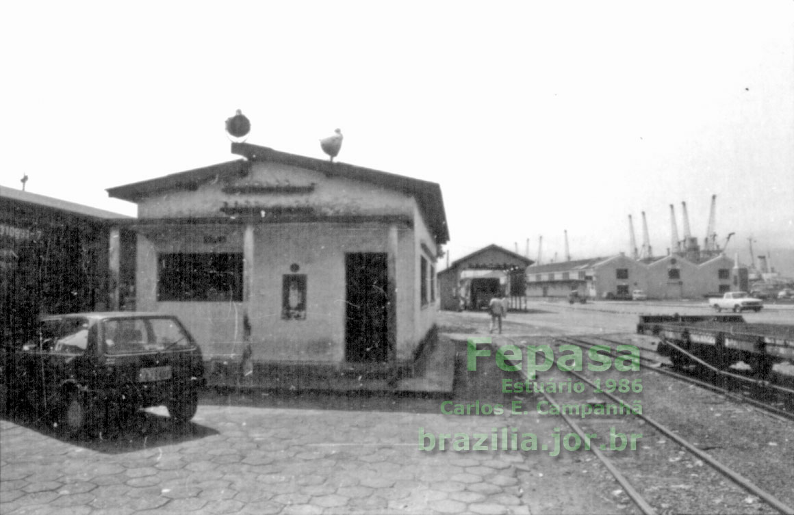 Trilhos do pátio ferroviário da estação Estuário, em Santos, no Relatório 1986 da Fepasa - Ferrovias Paulistas