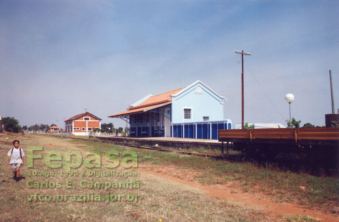 Prédios e trilhos da estação ferroviária de Piquerobi em fotografia de 1995
