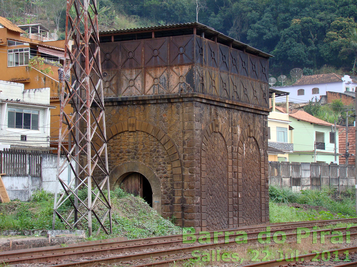 Caixa d'água do pátio ferroviário de Barra do Piraí, vista do outro lado dos trilhos