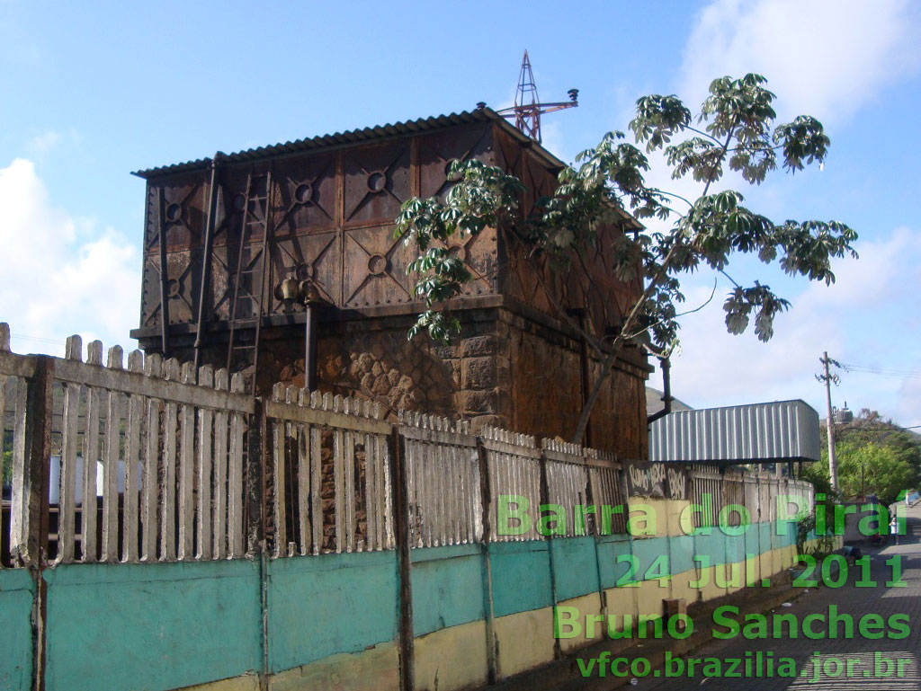 Caixa d'água de Barra do Piraí vista da rua que ladeia a estrada de ferro