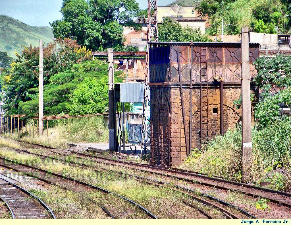 Caixa d'água da antiga Estrada de Ferro Central do Brasil, junto aos trilhos operados pela MRS, em Barra do Piraí