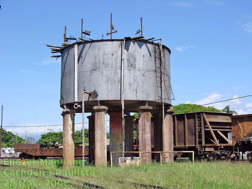 Caixa d'água do pátio ferroviário de Cachoeira Paulista, junto aos trilhos da antiga Estrada de Ferro Central do Brasil (EFCB)