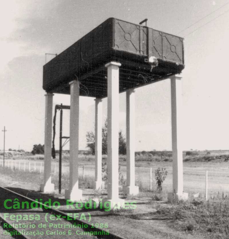 Caixa d'água da antiga Estrada de Ferro Araraquara (EFA) sobre pilastras, em Cândido Rodrigues