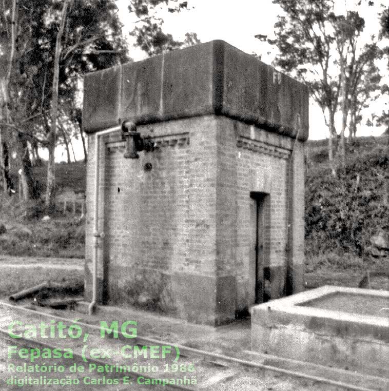 Caixa d'água da antiga Cia. Mogiana de Estradas de Ferro, junto aos trilhos da estação de Catitó