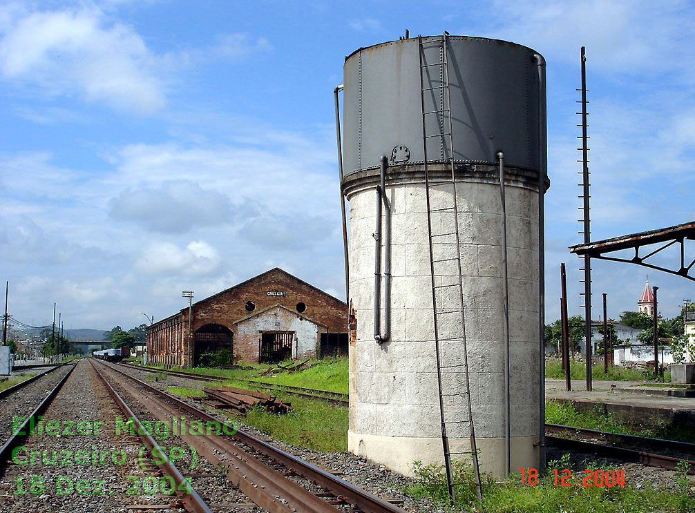 Caixa d'água da estação ferroviária de Cruzeiro, junto aos trilhos da antiga Estrada de Ferro Central do Brasil