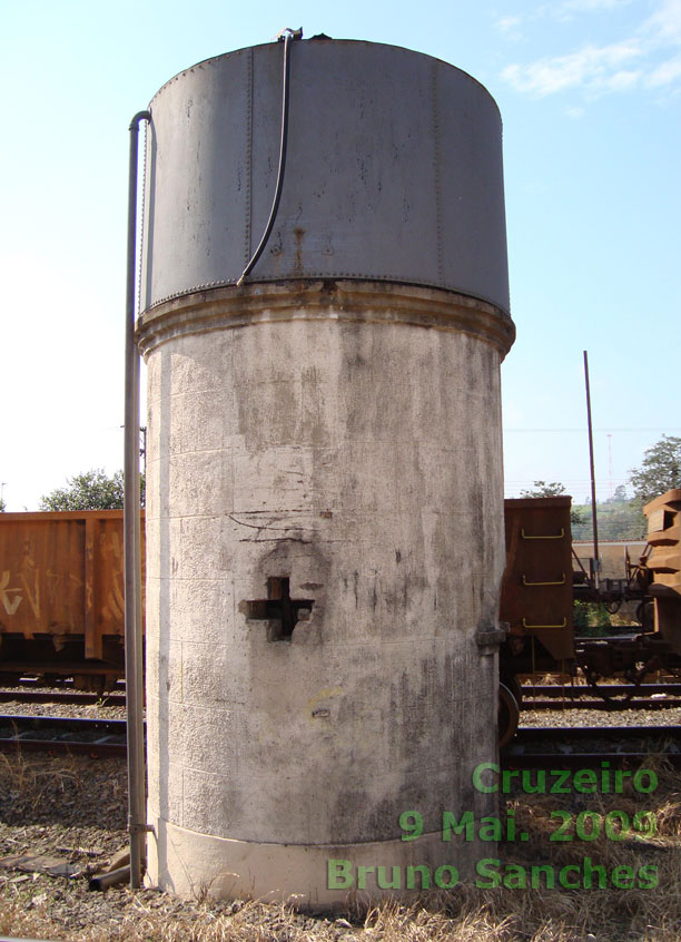Outra vista da torre da caixa d'água, ao lado dos trilhos, que abastecia as locomotivas a vapor