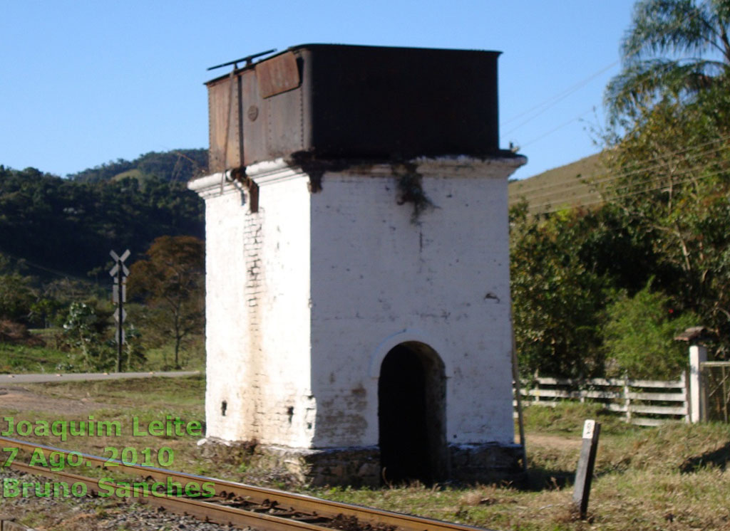 Vista lateral da caixa d'água da estação ferroviária de Joaquim Leite