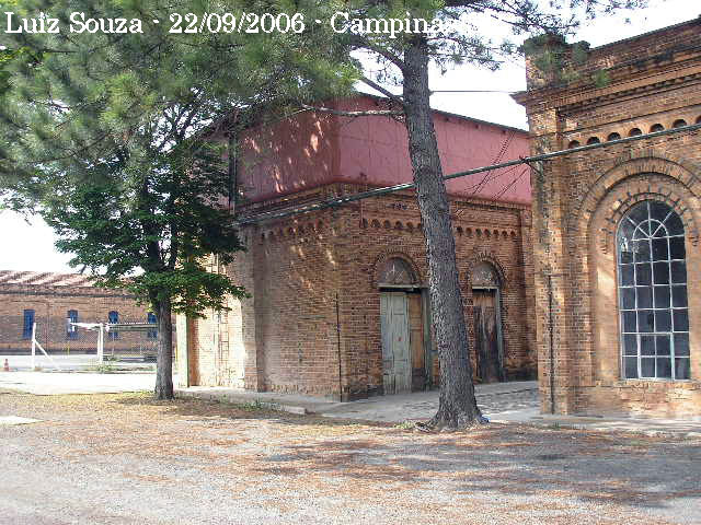 Vista da parte posterior do conjunto de caixas d'água das oficinas ferroviárias da Mogiana