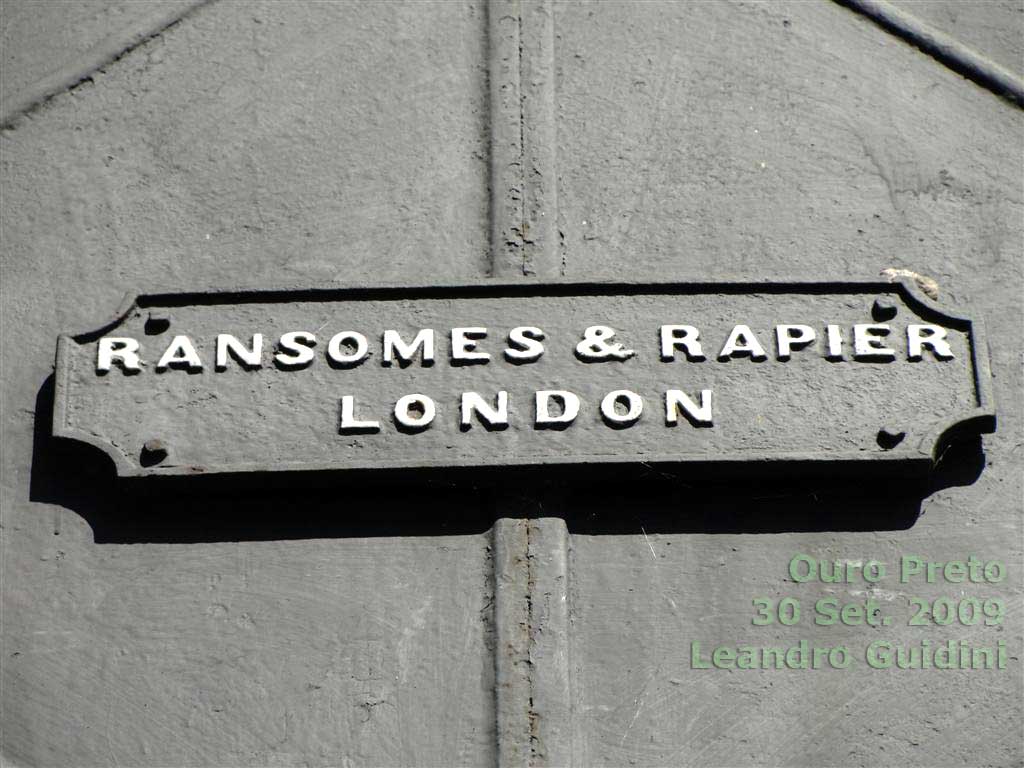 Placa de Ransomes & Rapier, London, fabricantes de boa parte das caixas d'água (e outros acessórios) importadas à época da proeminência inglesa e das locomotivas a vapor nas ferrovias brasileiras