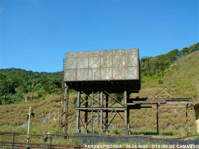 Vista frontal da caixa d'água junto aos trilhos do pátio ferroviário de Paranapiacaba