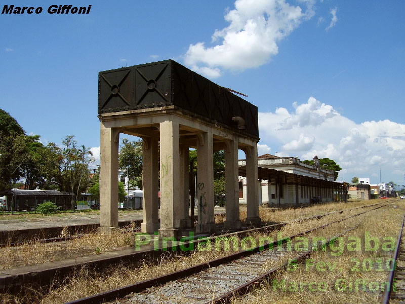 Caixa d'água sobre pilares de concreto junto aos trilhos da estação ferroviária de Pindamonhangaba