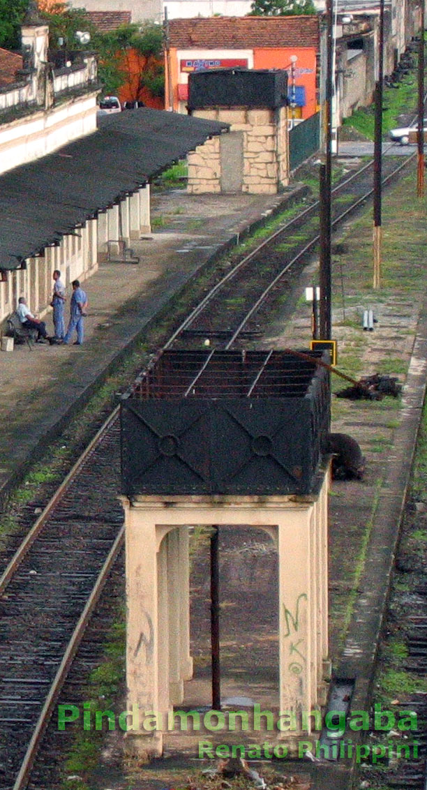 Detalhe superior da caixa d'água situada entre os trilhos da ferrovia