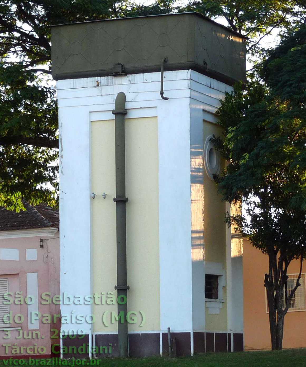 Detalhe da caixa d'água da estação ferroviária de São Sebastião do Paraíso em 2009
