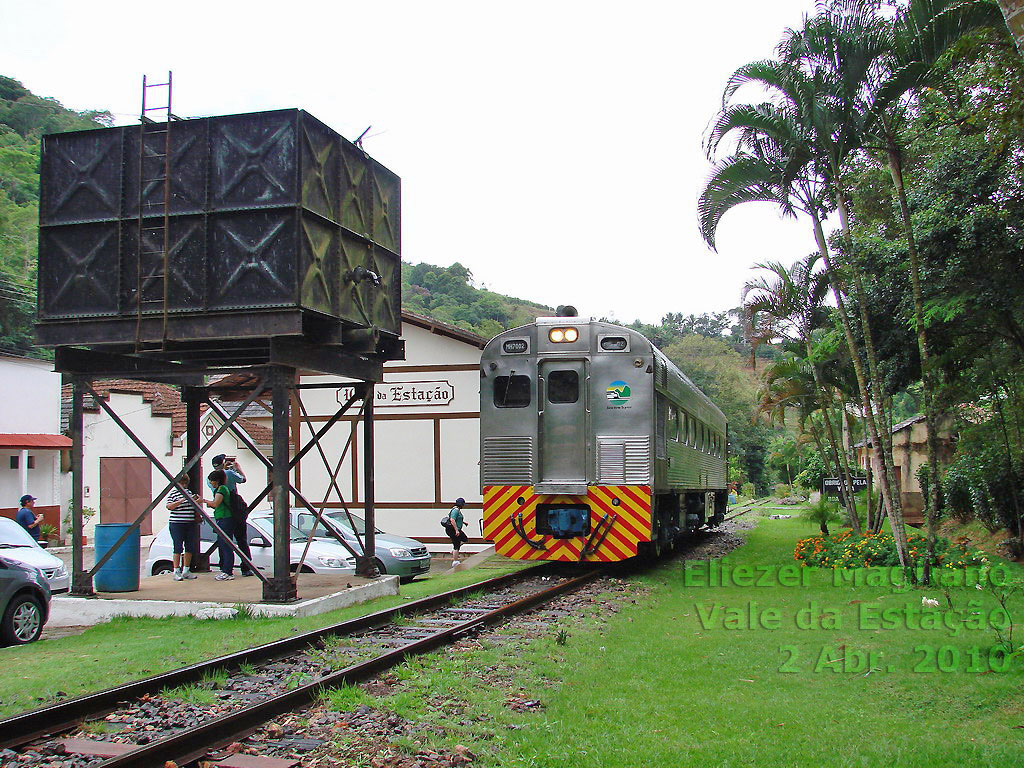 Trem das Montanhas Capixabas, da Serra Verde Express, junto à caixa d'água da estação ferroviária Domingos Martins, no "Vale da Estação"