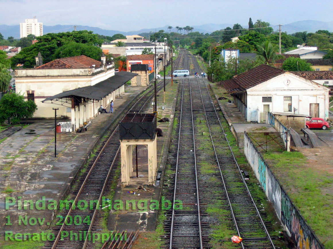 Passagem dos trilhos pela estação ferroviária e área urbana de Pindamonhangaba