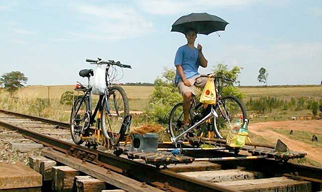 Guarda-sol, água e rações concentradas para percorrer os trilhos da ferrovia com a Bicilinha