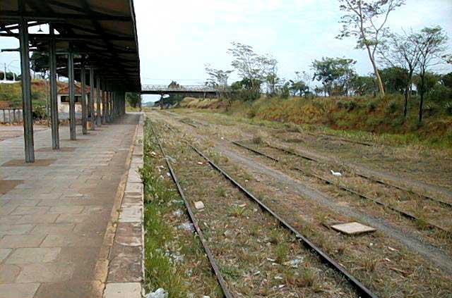 Trilhos do Pátio ferroviário de Adamantina vistos da estação
