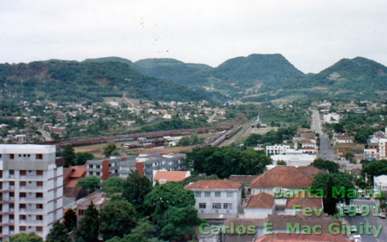 Vista do pátio ferroviário de Santa Maria desde o terraço do edifício Mauá, com o viaduto Oswaldo Cruz sobre a ferrovia ao fundo