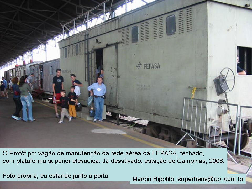 O vagão fechado de manutenção da rede elétrica da Fepasa, nos trilhos da estação de Campinas