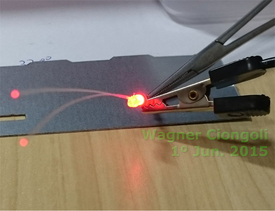 Teste de luz logo após colar as fibras óticas no LED
