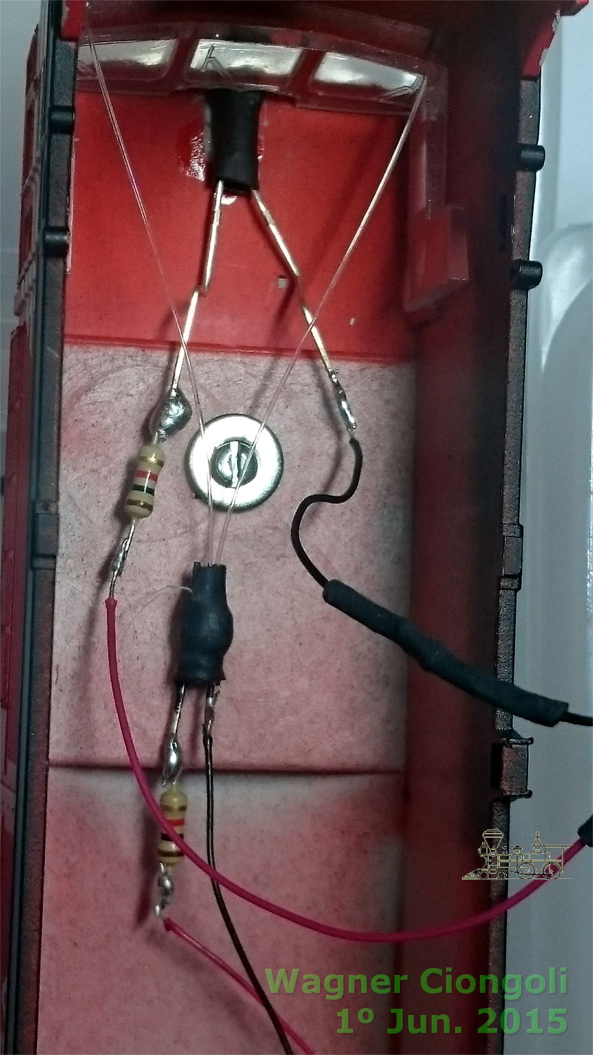 Ligações elétricas do conjunto LED - fibras óticas no interior da locomotiva Frateschi