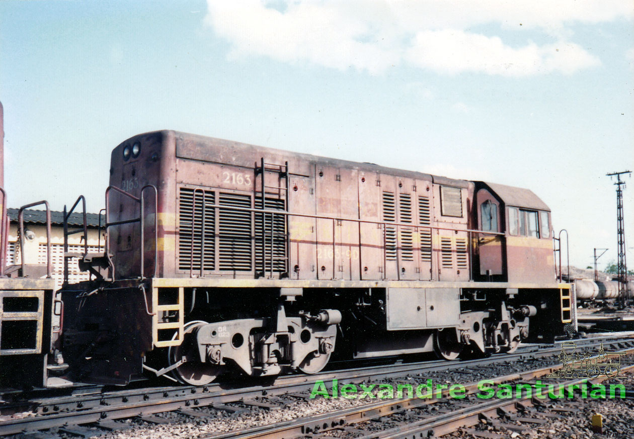 Locomotiva U8B 2163-9D da SR7 RFFSA na primeira metade da década de 1990
