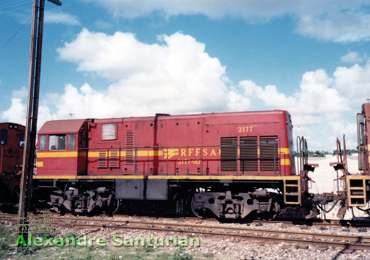 Locomotiva U8B 2177-9D da SR7 RFFSA na primeira metade da década de 1990