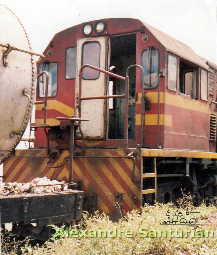 Detalhe de uma locomotiva U8B com a porta da cabine aberta
