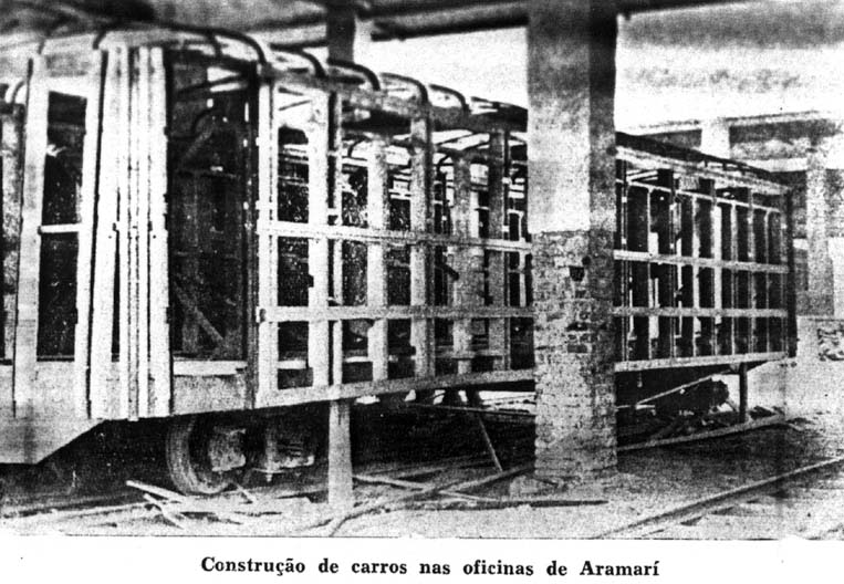 Vagão de passageiros em construção nas oficinas de Aramari  A estrutura pertencia aos vagões do "Trem de Alumínio", tracionados pela locomotivas diesel-elétricas English Electric de rodagem 1-B-B-1