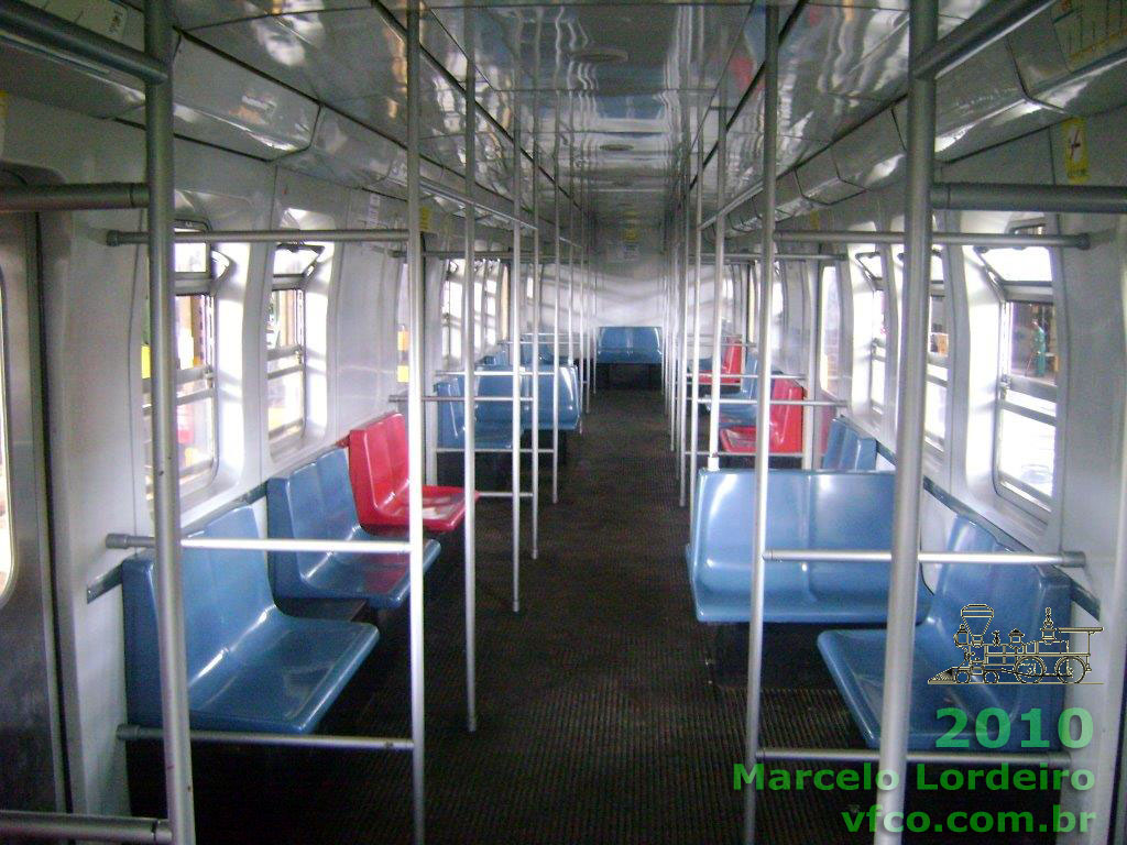 Interior do trem-unidade elétrico Toshiba nº 3 CTB - Companhia de Transportes do Estado da Bahia, em 2010