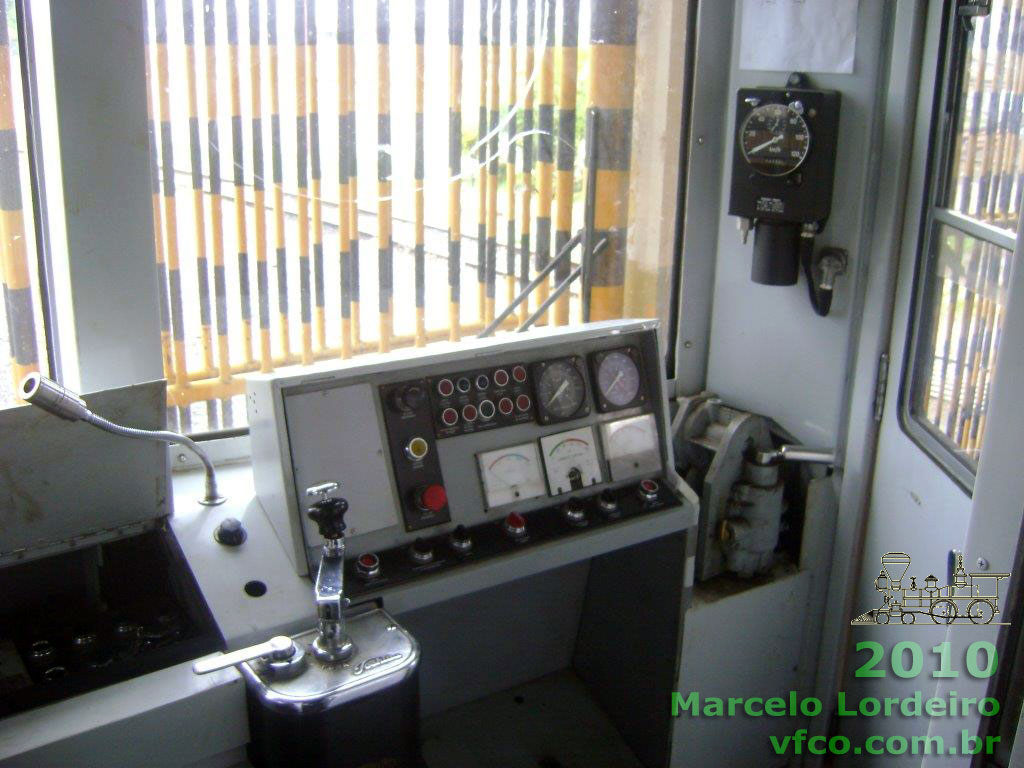 Cabine de comando do trem-unidade elétrico Toshiba nº 3 CTB - Companhia de Transportes do Estado da Bahia