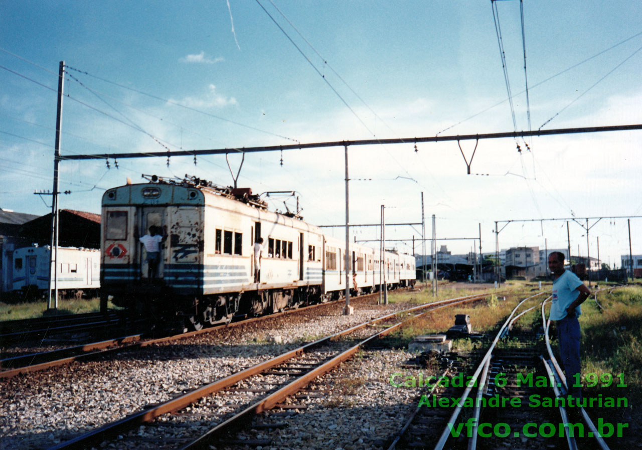 Trem-unidade elétrico no pátio ferroviário da estação da Calçada em 1991