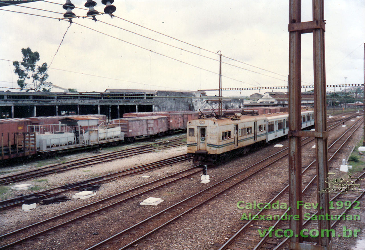 Trem-unidade e sinaleiros-anões no pátio ferroviário da estação da Calçada, em 1992
