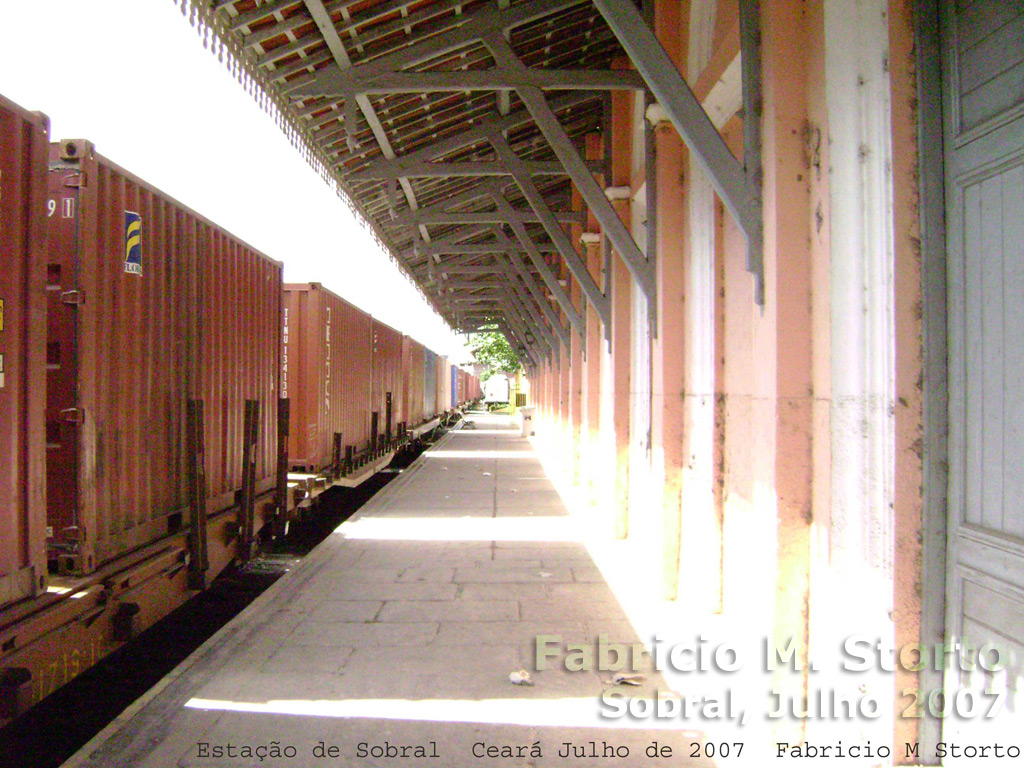 Prédio principal da estação ferroviária de Sobral, visto da plataforma