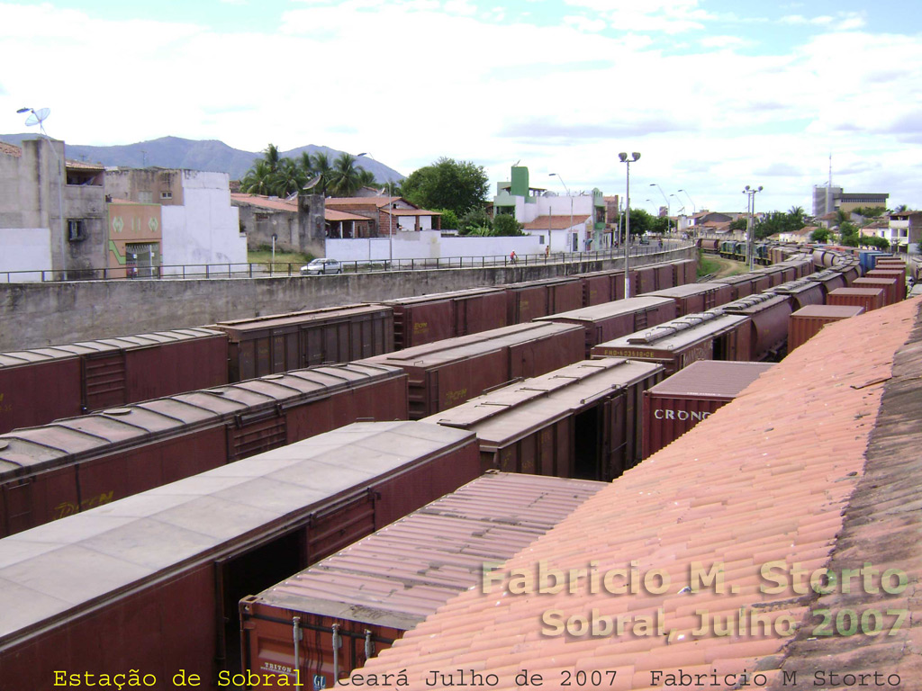 Aspecto do pátio ferroviário de Sobral, lotado de vagões e locomotivas em 2007