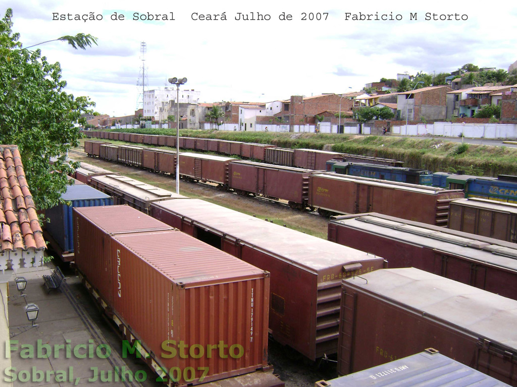 Outra vista do pátio ferroviário de Sobral, lotado de vagões e locomotivas