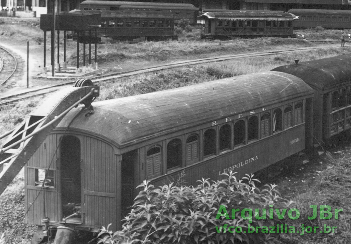 Detalhe de um dos vagões abandonados da antiga Estrada de Ferro Leopoldina na estação ferroviária de Porto Novo do Cunha, em Além Paraíba (MG)