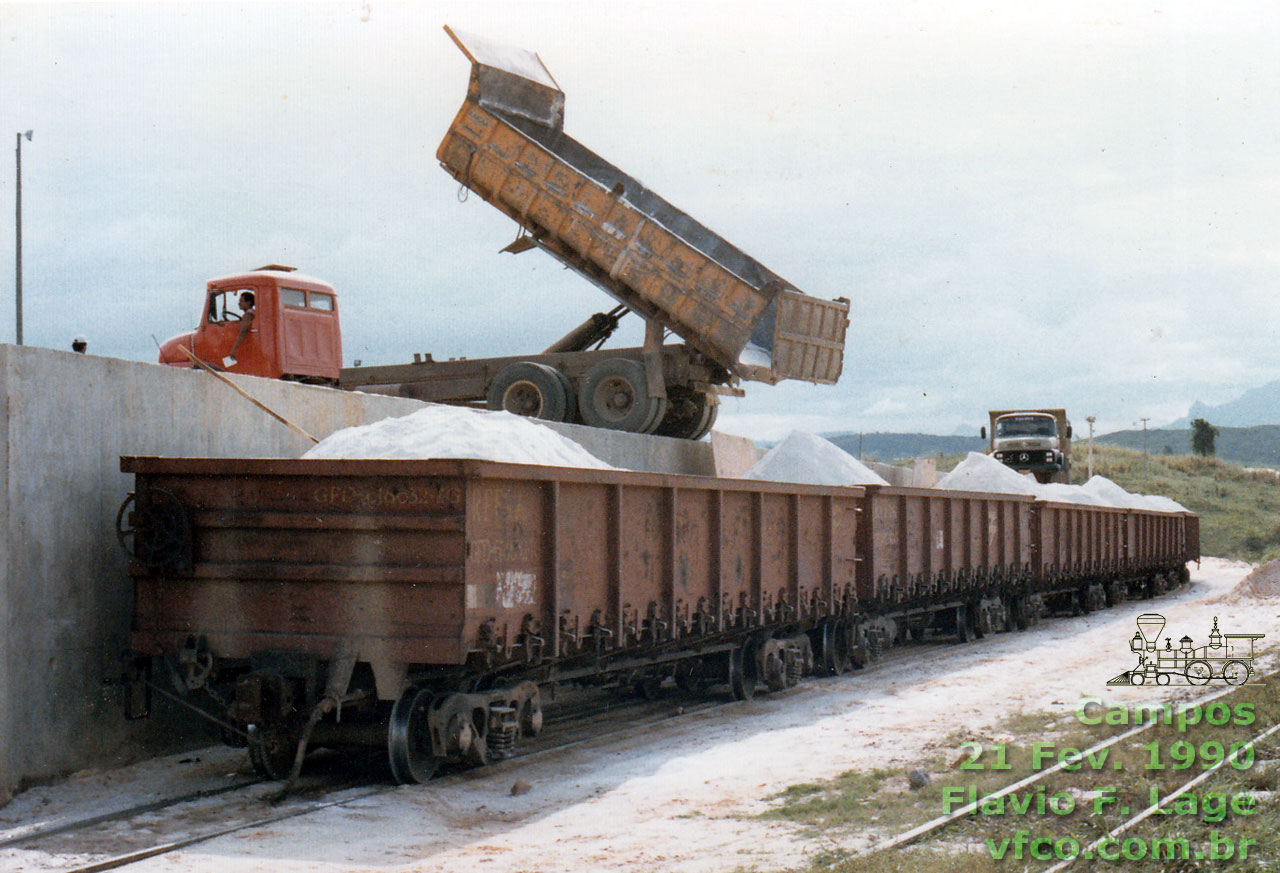 Caminhão despejando o pó de mármore diretamente nos vagões da RFFSA - Rede Ferroviária Federal