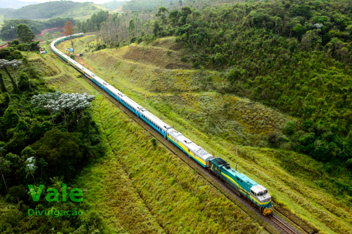 Vista aérea do Trem de passageiros da Estrada de Ferro Carajás