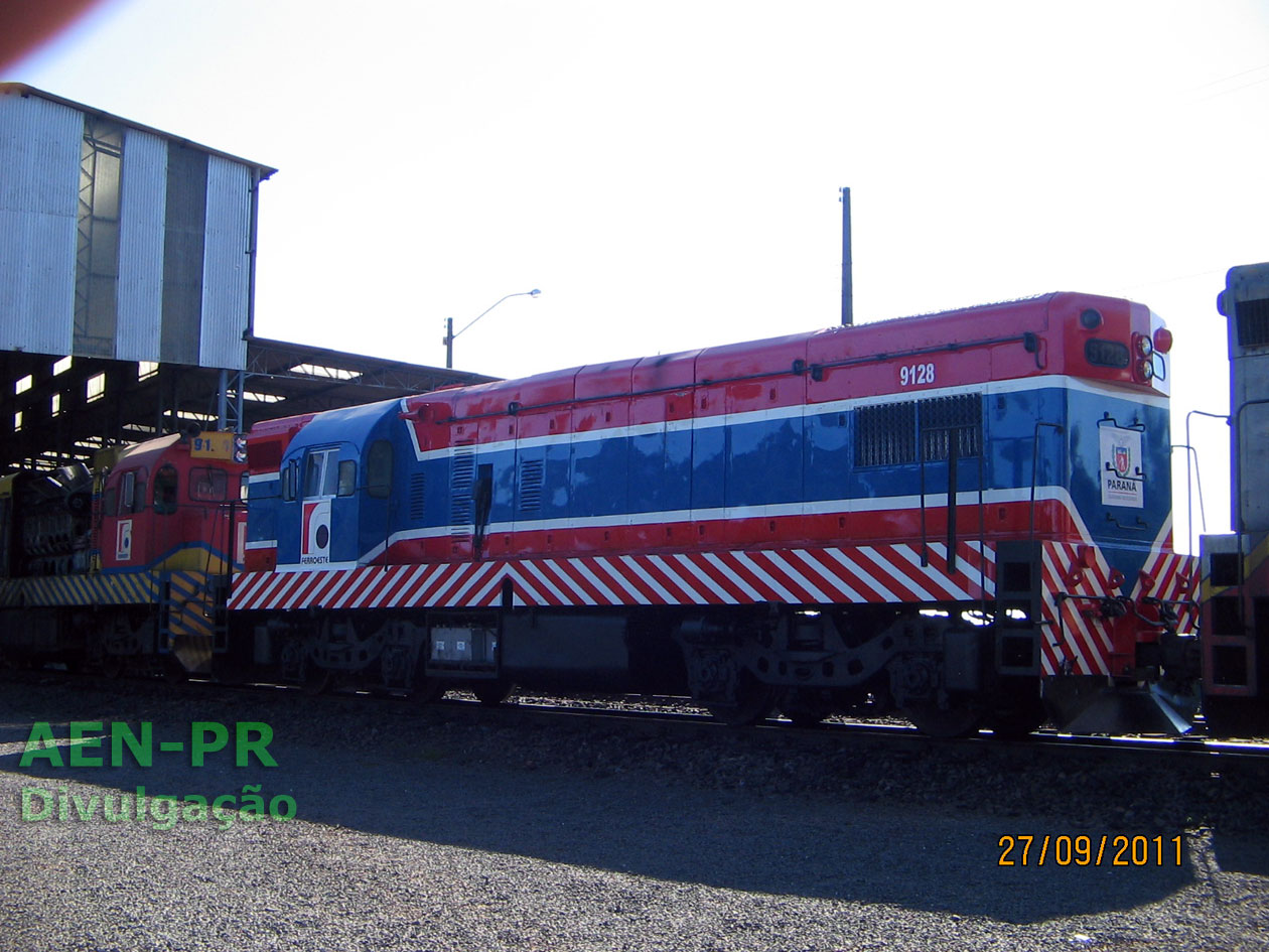 Lateral e cabine da locomotiva nº 9128 nova pintura Ferroeste em 2011