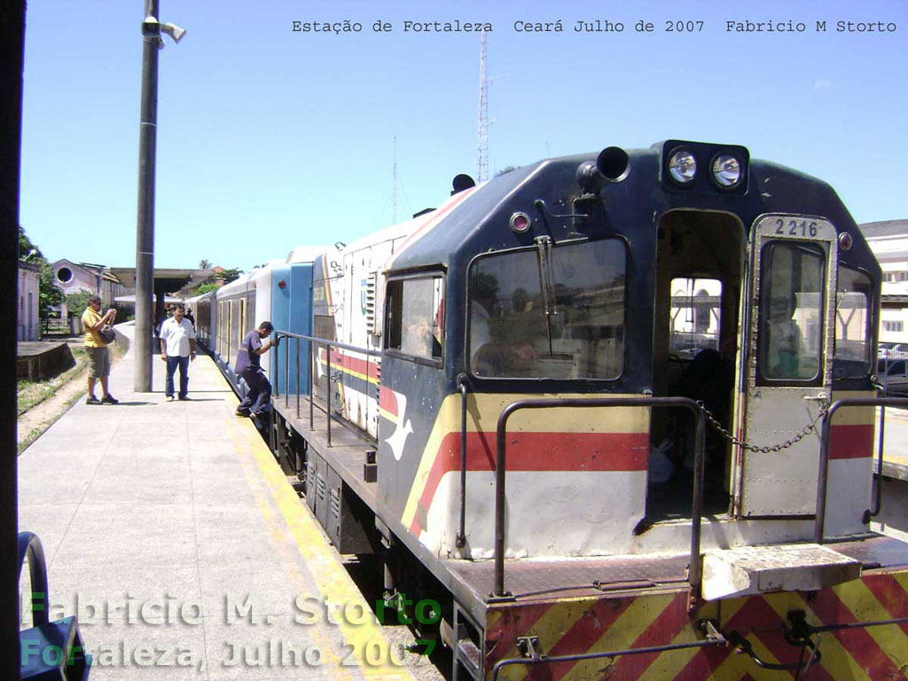 Loomotiva U10B nº 2216 da CBTU à frente do trem urbano na estação Professor João Felipe