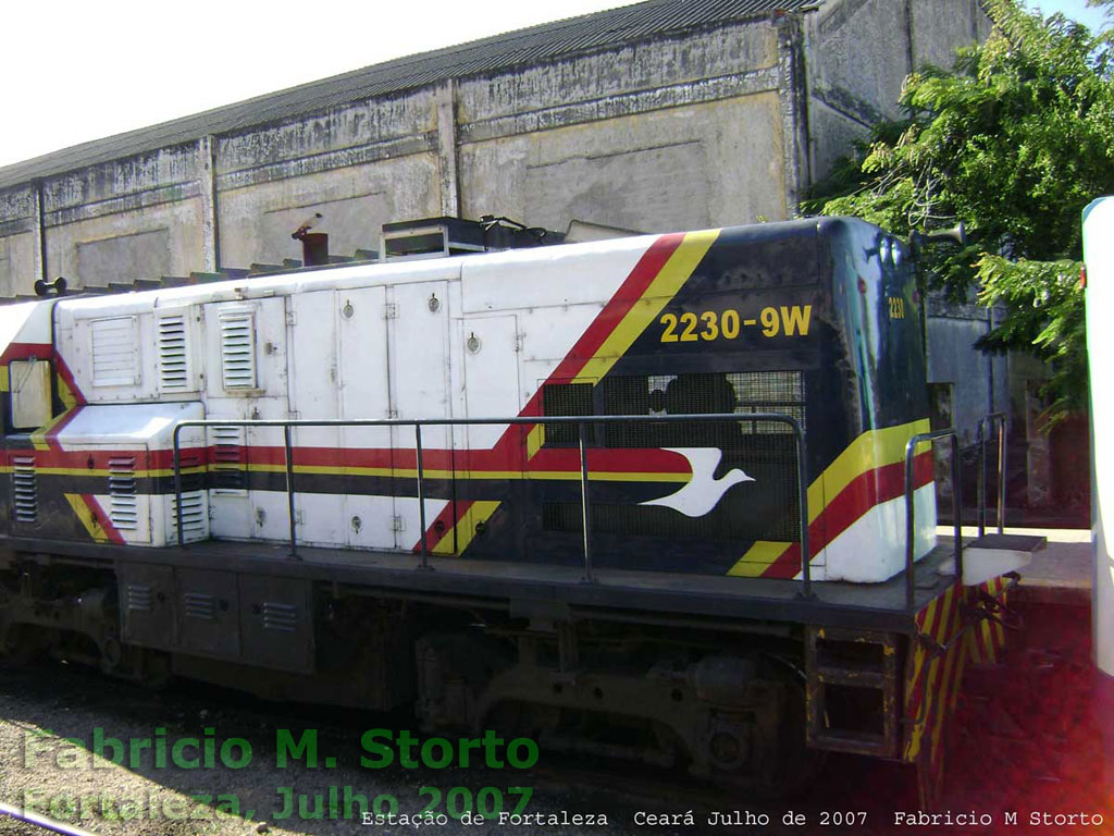 Vista do "nariz longo" da locomotiva U10B nº 2230